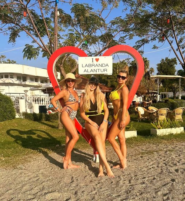 Paula Karpowicz-Zimecka z Topky olśniewa na tureckiej plaży! ZOBACZ, jak prezentuje się w kostiumie kąpielowym!