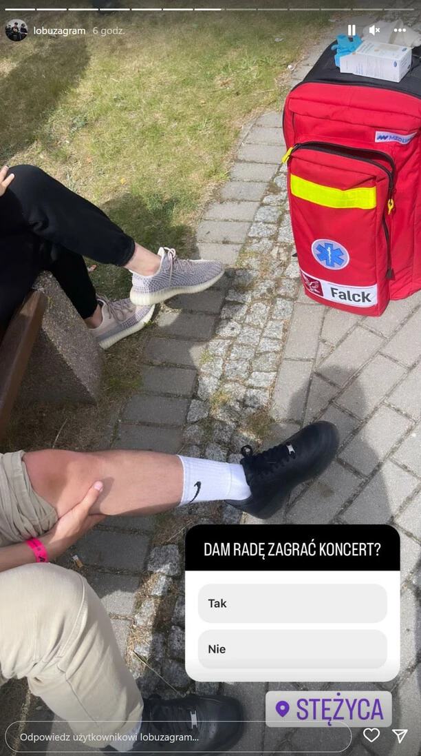 Poważnie kontuzjowany gwiazdor disco polo na scenie Wakacyjnej Trasy Dwójki! Wiemy co się stało z Łobuzem! FOTO & VIDEO