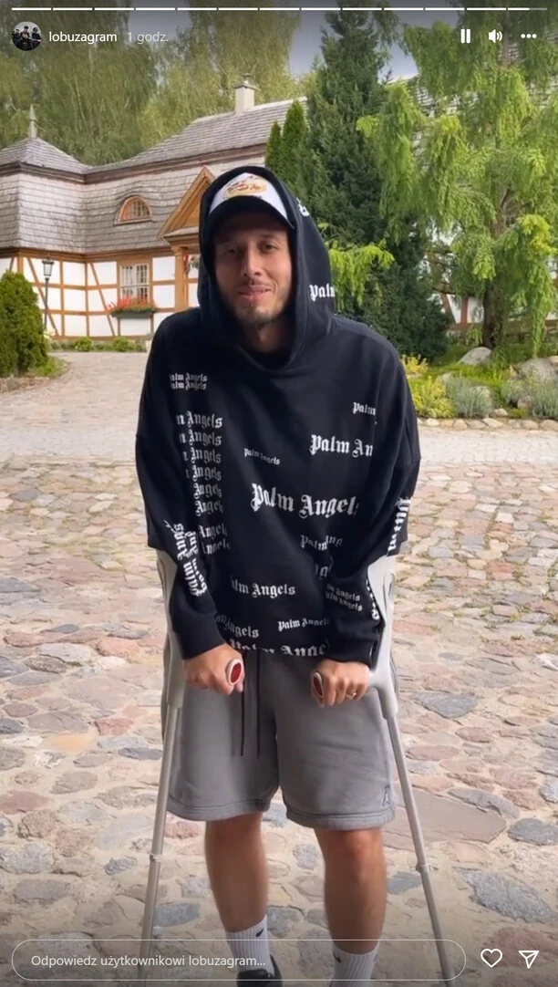 Poważnie kontuzjowany gwiazdor disco polo na scenie Wakacyjnej Trasy Dwójki! Wiemy co się stało z Łobuzem! FOTO & VIDEO