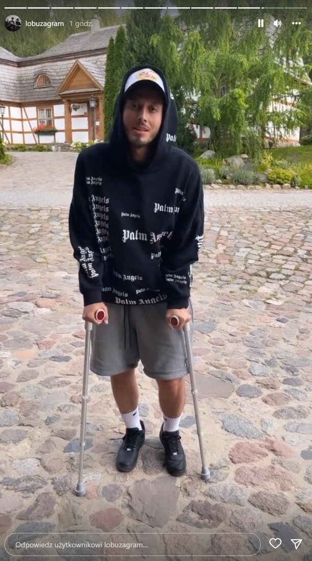 Poważnie kontuzjowany gwiazdor disco polo na scenie Wakacyjnej Trasy Dwójki! Wiemy co się stało z Łobuzem! FOTO & VIDEO