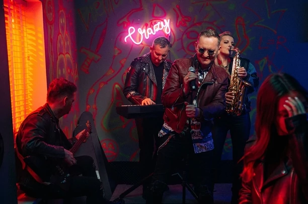 Przedpremierowa odsłona teledysku „Zabiorę Cię na bal„ - Mig znowu zaskakuje! | VIDEO