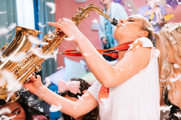 Przedpremierowa odsłona teledysku „Zabiorę Cię na bal„ - Mig znowu zaskakuje! | VIDEO