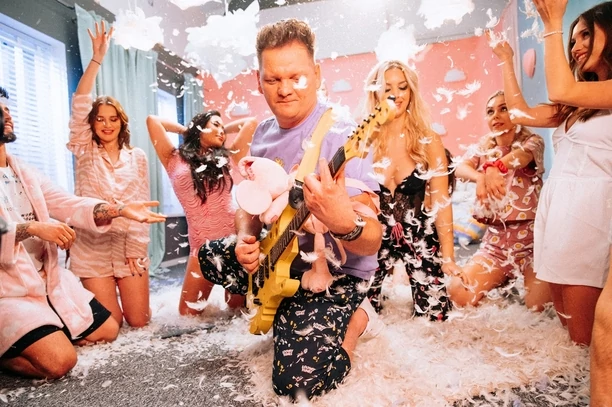 Przedpremierowa odsłona teledysku „Zabiorę Cię na bal„ - Mig znowu zaskakuje! | VIDEO