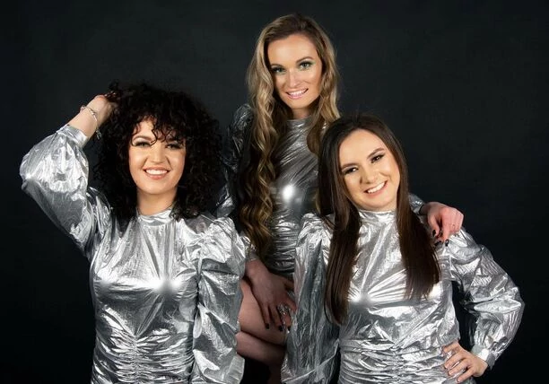 Znane artystki disco polo wyglądają jak królowe balu! Gwiazdy Energy Girls zaskoczyły błyszczącymi stylizacjami! 