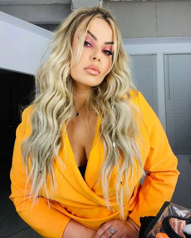 Uwagę zwraca także jej ponętny biust! Paula Karpowicz z duetu Topky w pomarańczowej odsłonie! Gwiazda zachwyca gustowną stylizacją i wyrazistym makijażem! 