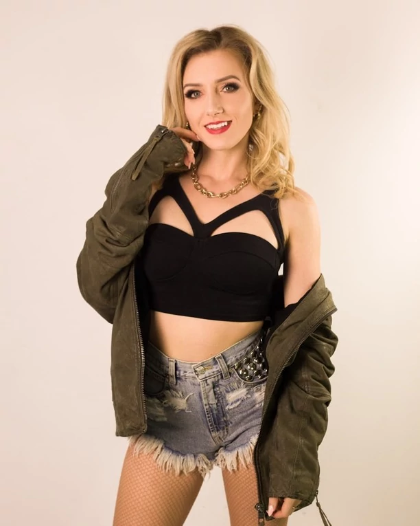 Znana wokalistka disco polo założyła koronkowe body i rajstopy we wzorki! Gorący widok gwiazdy rozpalił fanów! W sieci lawina komentarzy