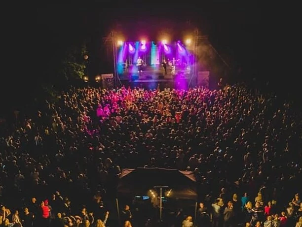 Tego koncertu nikt nie zapomni! Magda Narożna z zespołem Piękni i Młodzi skradła całe show! 