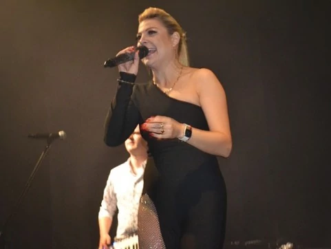 Tego koncertu nikt nie zapomni! Magda Narożna z zespołem Piękni i Młodzi skradła całe show! 