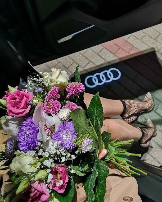 Zjawiskowo piękna gwiazda disco polo świętuje urodziny w krótkiej sukience! Jej zgrabne nogi oczarowały internautów! 