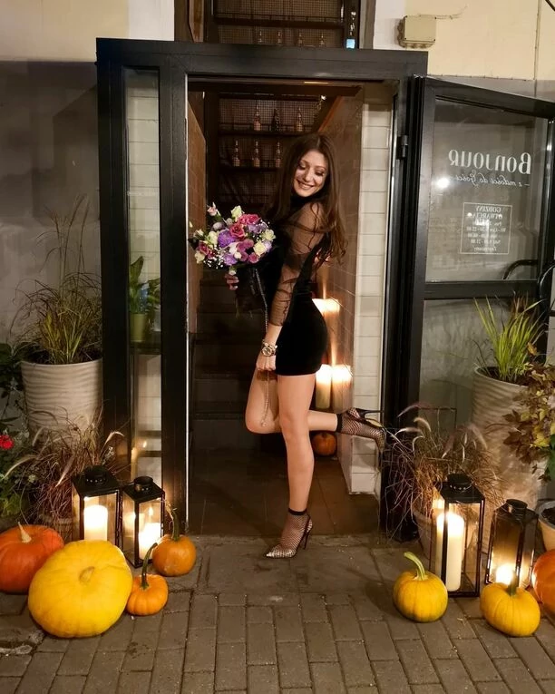 Zjawiskowo piękna gwiazda disco polo świętuje urodziny w krótkiej sukience! Jej zgrabne nogi oczarowały internautów! 