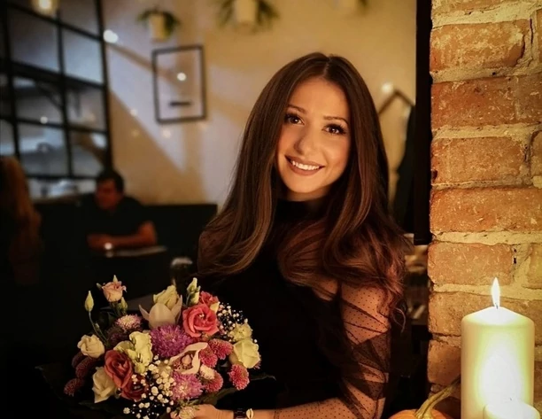 Zjawiskowo piękna gwiazda disco polo świętuje urodziny w krótkiej sukience! Jej zgrabne nogi oczarowały internautów! 