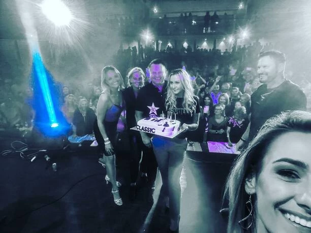 Tak gwiazdy disco polo imprezują w USA! Zobaczcie co działo się na scenie po występie zespołu Classic! Do akcji wkroczył Zenon Martyniuk! VIDEO