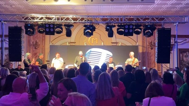 Tak gwiazdy disco polo imprezują w USA! Zobaczcie co działo się na scenie po występie zespołu Classic! Do akcji wkroczył Zenon Martyniuk! VIDEO