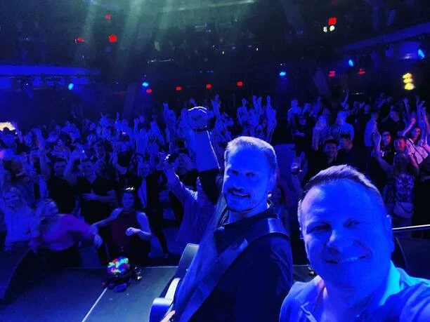 Tak gwiazdy disco polo imprezują w USA! Zobaczcie co działo się na scenie po występie zespołu Classic! Do akcji wkroczył Zenon Martyniuk! VIDEO