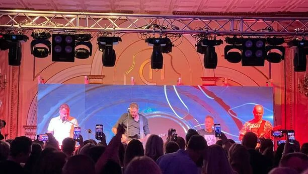 Tak gwiazdy disco polo imprezują w USA! Zobaczcie co działo się na scenie po występie zespołu Classic! Do akcji wkroczył Zenon Martyniuk! VIDEO