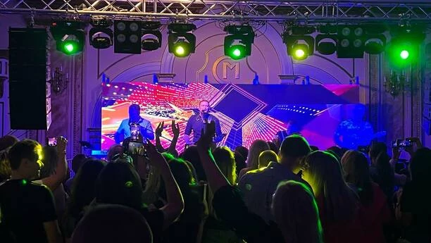Tak gwiazdy disco polo imprezują w USA! Zobaczcie co działo się na scenie po występie zespołu Classic! Do akcji wkroczył Zenon Martyniuk! VIDEO