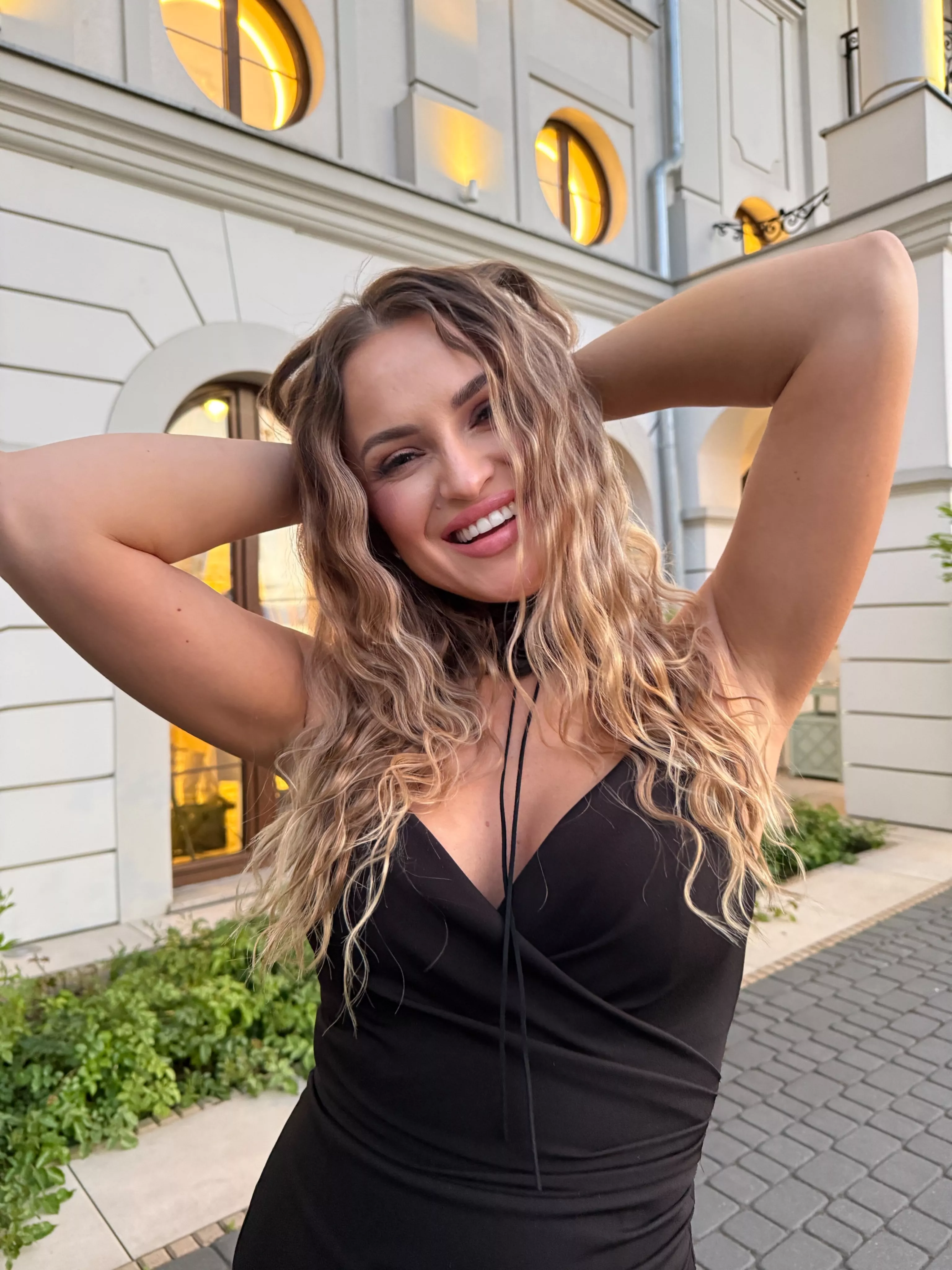 Głęboki dekolt, rozcięcie do biodra i długie nogi. Aleksandra Ligęza z Alexa & Fonzy rozgrzała sieć