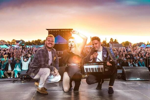 Magdalena Narożna postawiła na BARDZO odważny strój i rozgrzała fanów do czerwoności! Jej stylizacja wywołała lawinę komentarzy! 