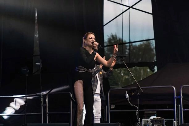 Magdalena Narożna postawiła na BARDZO odważny strój i rozgrzała fanów do czerwoności! Jej stylizacja wywołała lawinę komentarzy! 