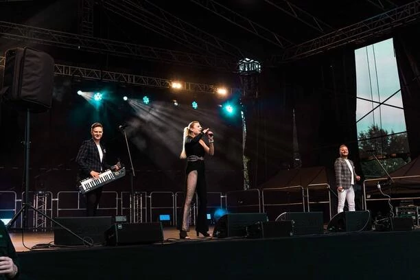 Magdalena Narożna postawiła na BARDZO odważny strój i rozgrzała fanów do czerwoności! Jej stylizacja wywołała lawinę komentarzy! 