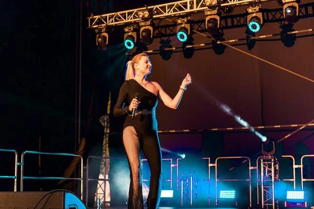 Magdalena Narożna postawiła na BARDZO odważny strój i rozgrzała fanów do czerwoności! Jej stylizacja wywołała lawinę komentarzy! 