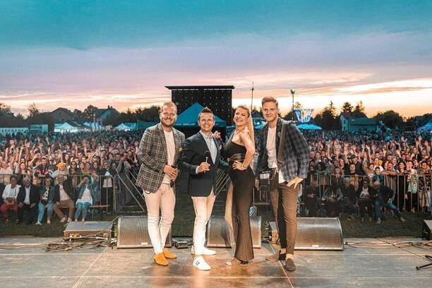 Magdalena Narożna postawiła na BARDZO odważny strój i rozgrzała fanów do czerwoności! Jej stylizacja wywołała lawinę komentarzy! 