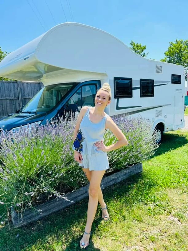 Znana wokalistka disco polo przemierza świat kamperem! Artystka wybrała się na wakacje marzeń! Wiemy gdzie była! 
