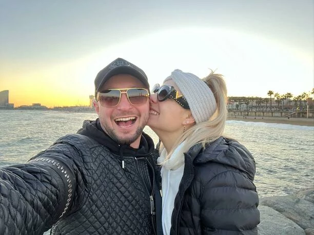 Cudowne obrazki królowej disco polo! Wiemy, jak wypoczywa Magdalena Narożna z ukochanym. Wokalistka wybrała się na urlop do Hiszpanii.