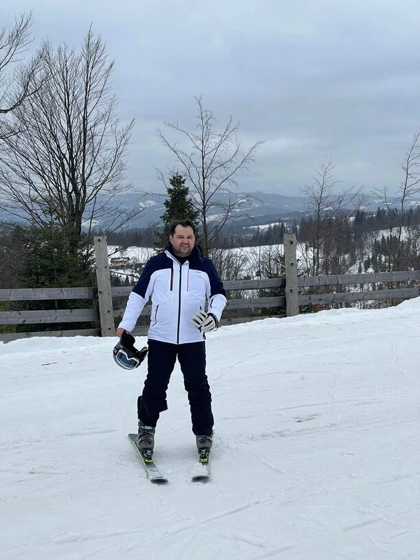 Łukasz Cynarski z zespołu Cynar na nartach! Tak gwiazdor disco polo ładuje akumulatory przed sezonem koncertowym! 