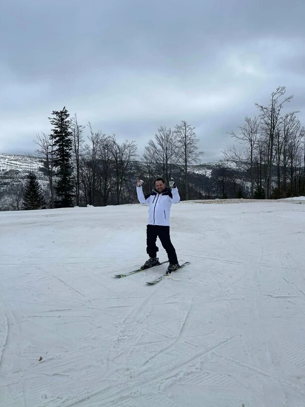 Łukasz Cynarski z zespołu Cynar na nartach! Tak gwiazdor disco polo ładuje akumulatory przed sezonem koncertowym! 