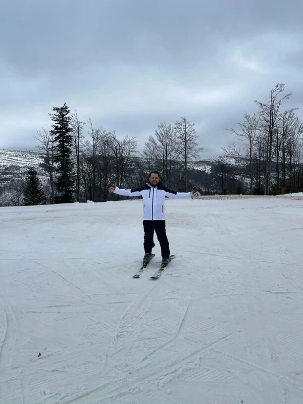 Łukasz Cynarski z zespołu Cynar na nartach! Tak gwiazdor disco polo ładuje akumulatory przed sezonem koncertowym! 