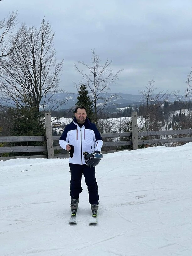 Łukasz Cynarski z zespołu Cynar na nartach! Tak gwiazdor disco polo ładuje akumulatory przed sezonem koncertowym! 