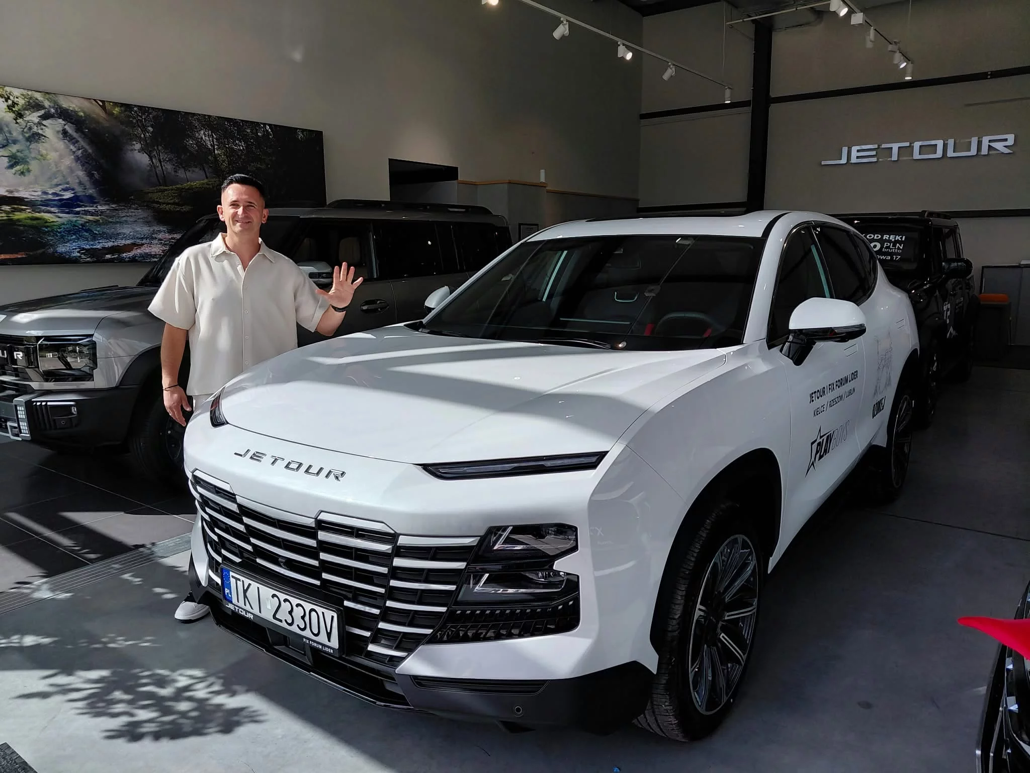 Nowe auto perkusisty Playboys robi wrażenie. Kuba Kusiński pokazał białego SUV-a prosto z salonu
