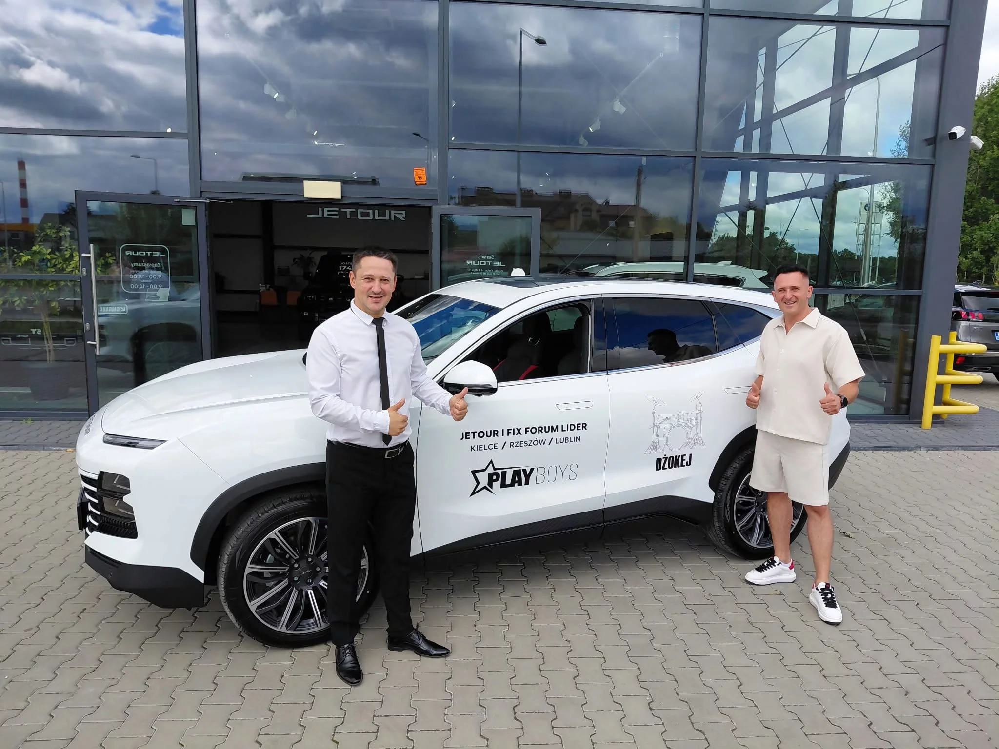 Nowe auto perkusisty Playboys robi wrażenie. Kuba Kusiński pokazał białego SUV-a prosto z salonu