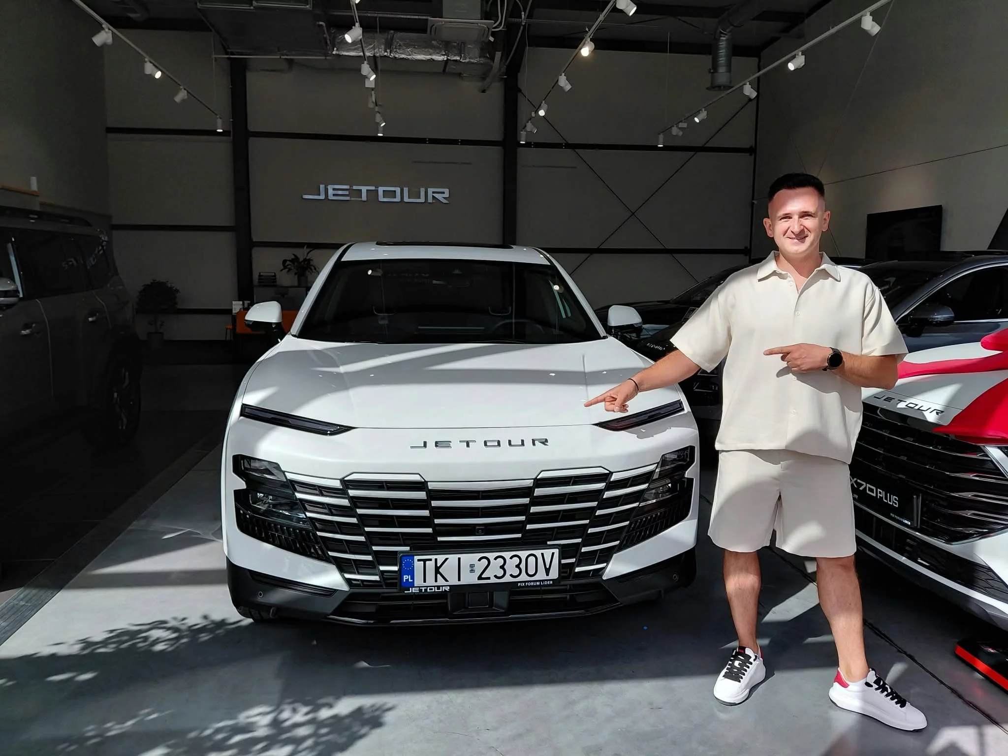 Nowe auto perkusisty Playboys robi wrażenie. Kuba Kusiński pokazał białego SUV-a prosto z salonu