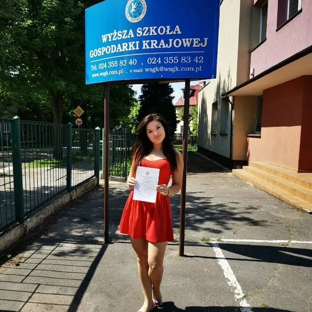 Piękna wokalistka disco polo śpiewająco zdała ważne egzaminy!  Fani są z niej dumni! 