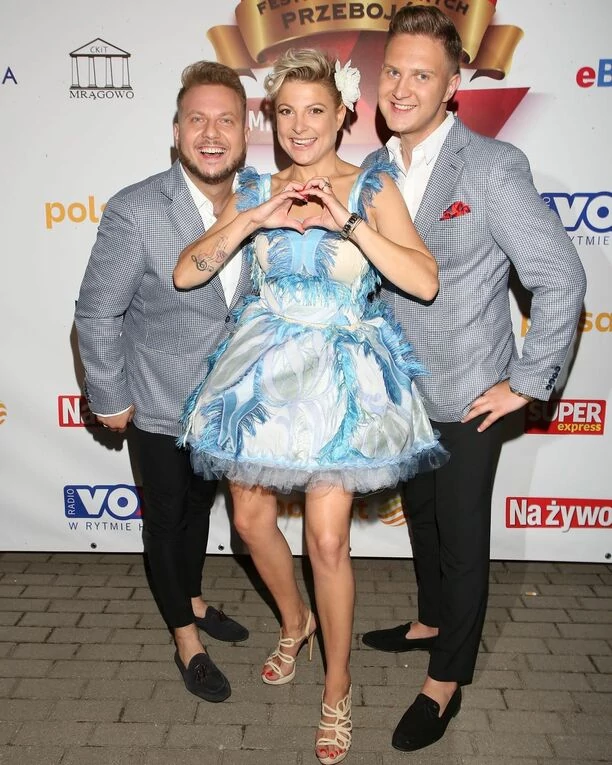 Magdalena Narożna zachwyca olśniewającymi stylizacjami! Gwiazda disco polo przyćmiła inne gwiazdy - wygląda jak milion dolarów! 