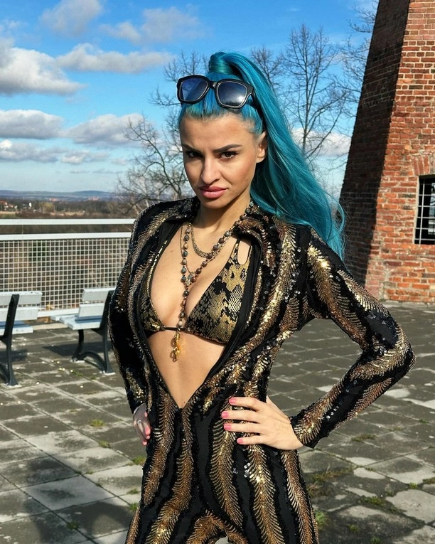 Agbe w ognistej stylizacji! Tak gwiazda SZOKUJE wizerunkiem! Może być inspiracją dla zagranicznych gwiazd?! 