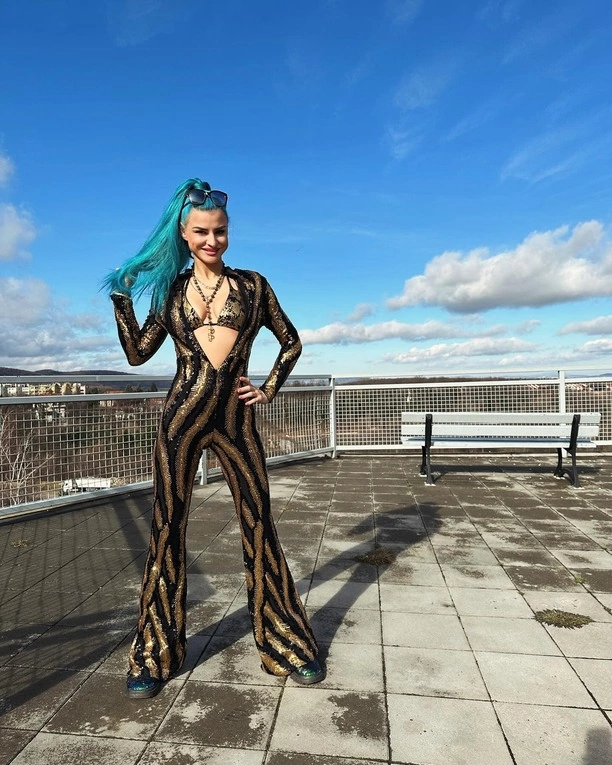 Agbe w ognistej stylizacji! Tak gwiazda SZOKUJE wizerunkiem! Może być inspiracją dla zagranicznych gwiazd?! 