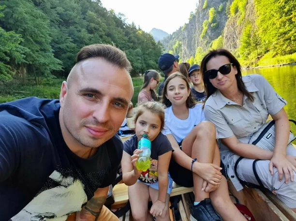 Sielskie wakacje popularnego gwiazdora disco polo! Czadoman przyłapany z rodziną w Zakopanem! [Zdjęcia]