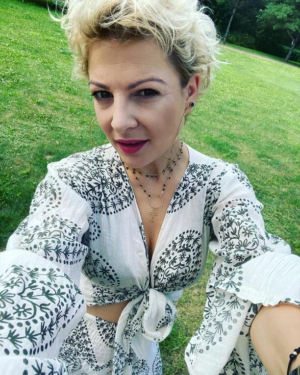 Magdalena Narożna - Piękni i Młodzi oczarowała wszystkich! Odważny dekolt gwiazdy disco polo sprawił, że fanom opadły szczęki! 