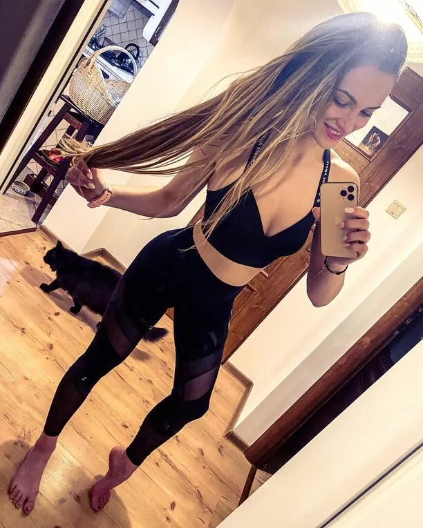 Ogromny dekolt gwiazdy disco polo! Wokalistka zachwyciła zdjęciem z sali treningowej! 