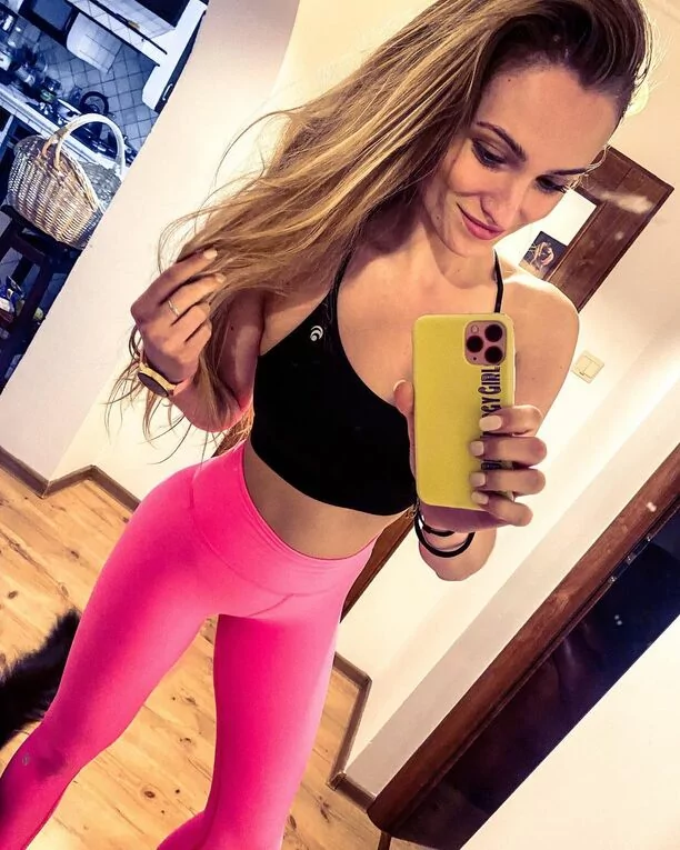 Ogromny dekolt gwiazdy disco polo! Wokalistka zachwyciła zdjęciem z sali treningowej! 