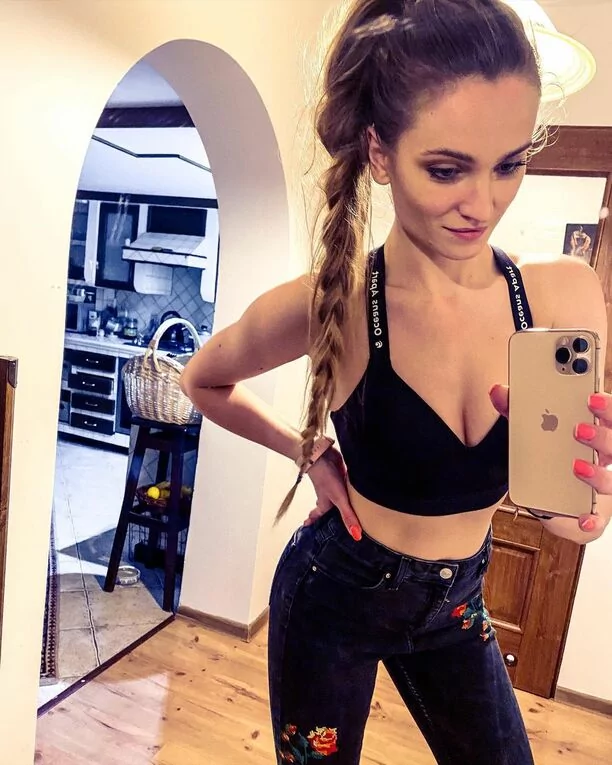 Ogromny dekolt gwiazdy disco polo! Wokalistka zachwyciła zdjęciem z sali treningowej! 