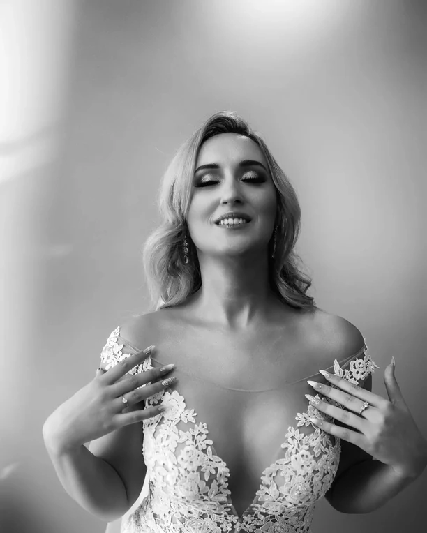 Uwielbiana wokalistka disco polo pokazała się w sukni ślubnej! Uwagę zwraca bardzo głęboki dekolt!