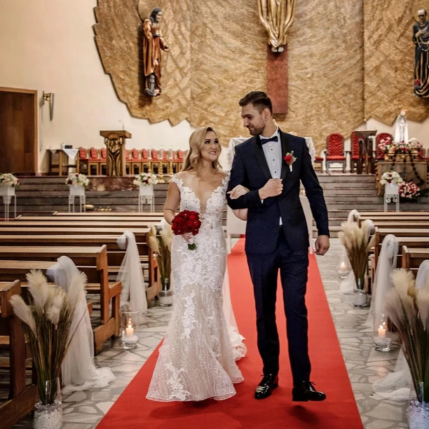 Uwielbiana wokalistka disco polo pokazała się w sukni ślubnej! Uwagę zwraca bardzo głęboki dekolt!