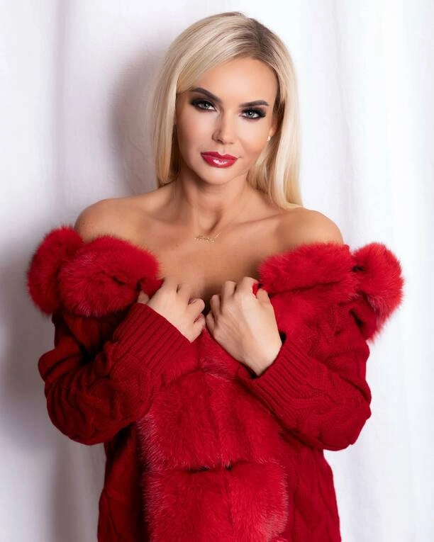 Czerwień w pełnej krasie: Monika Chwajoł czaruje na nowych gorących zdjęciach!
