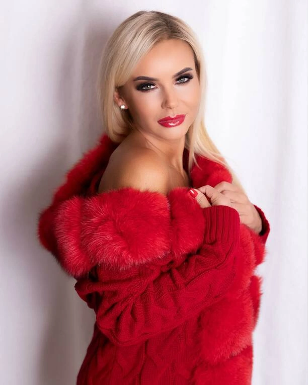 Czerwień w pełnej krasie: Monika Chwajoł czaruje na nowych gorących zdjęciach!
