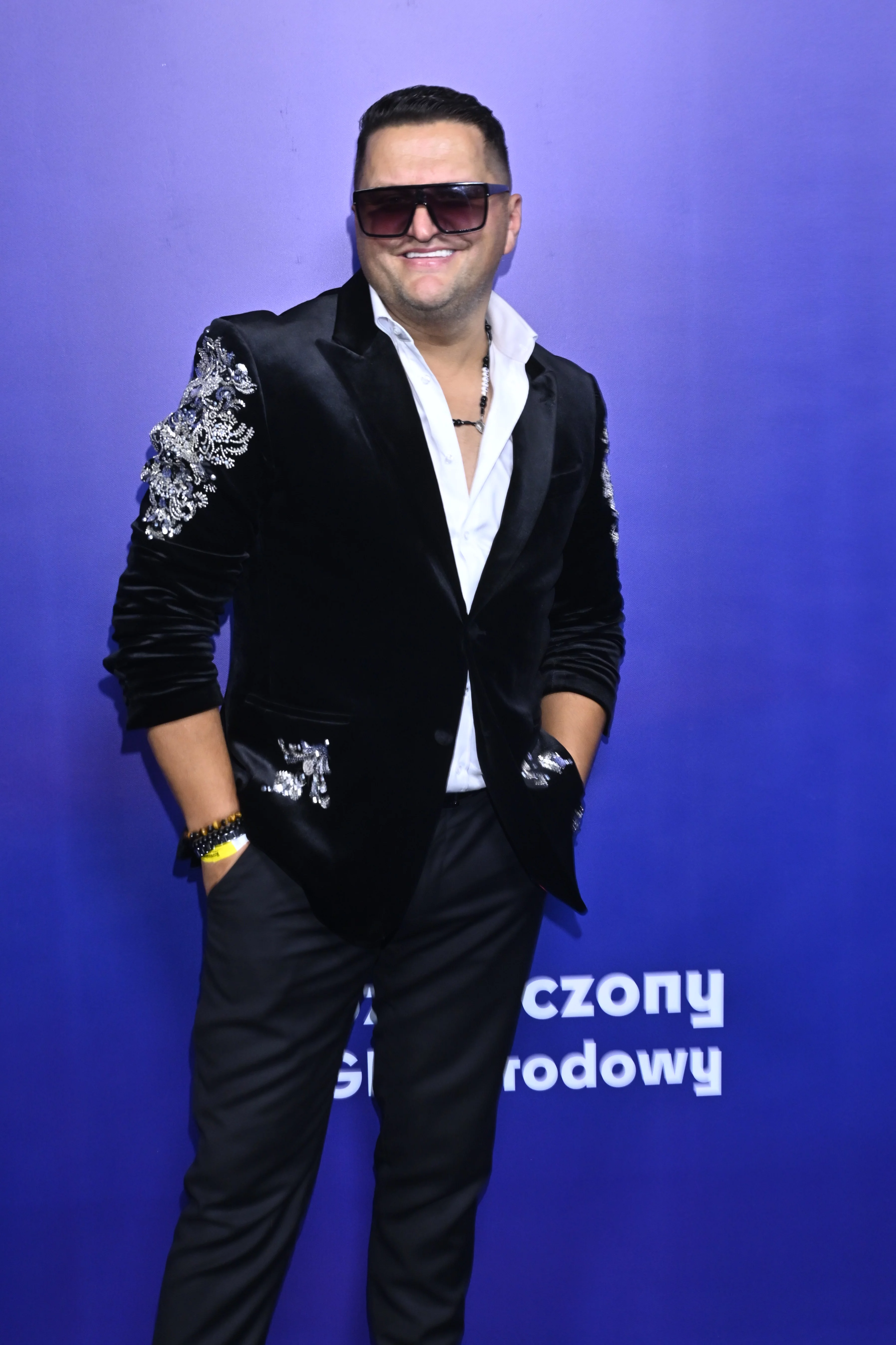 Kordian w czarnym aksamicie z błyszczącymi haftami na Roztańczonym PGE Narodowym 2026!