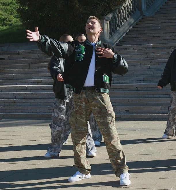 To będzie przebój roku?! Rajmund zaskakuje kolejną produkcją! Tajemnicza miłość skradnie serca Polaków?! 

